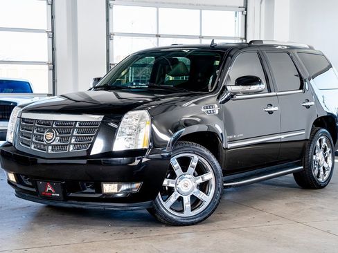 Used 2014 Cadillac Escalade Luxury image 2
