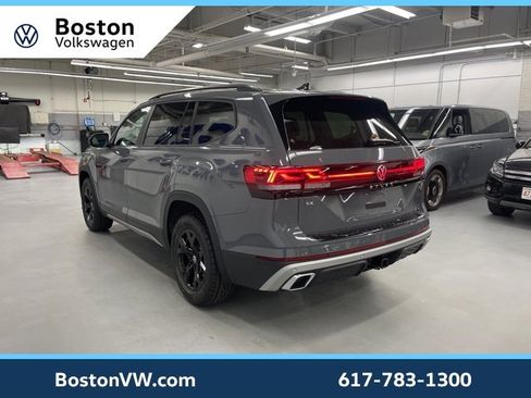 New 2026 Volkswagen Atlas Peak Edition image 2