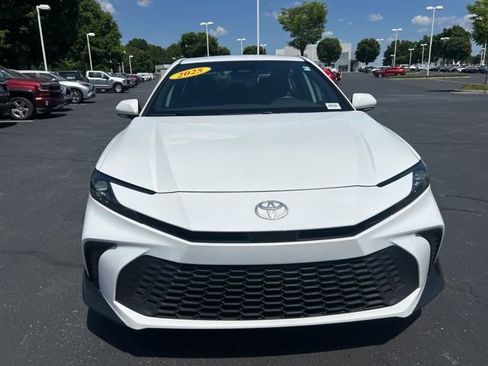 Used 2025 Toyota Camry SE w/ Convenience Package FWD image 2