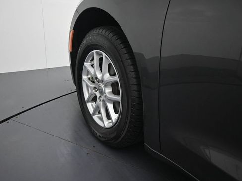 Used 2023 Chrysler Voyager LX FWD image 11
