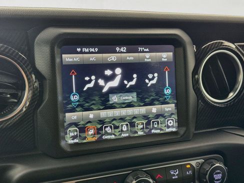 Used 2019 Jeep Wrangler Unlimited Sahara AWD/4WD image 24
