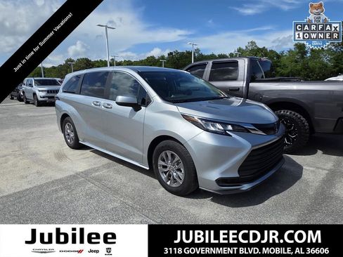 Used 2023 Toyota Sienna LE AWD/4WD image 1