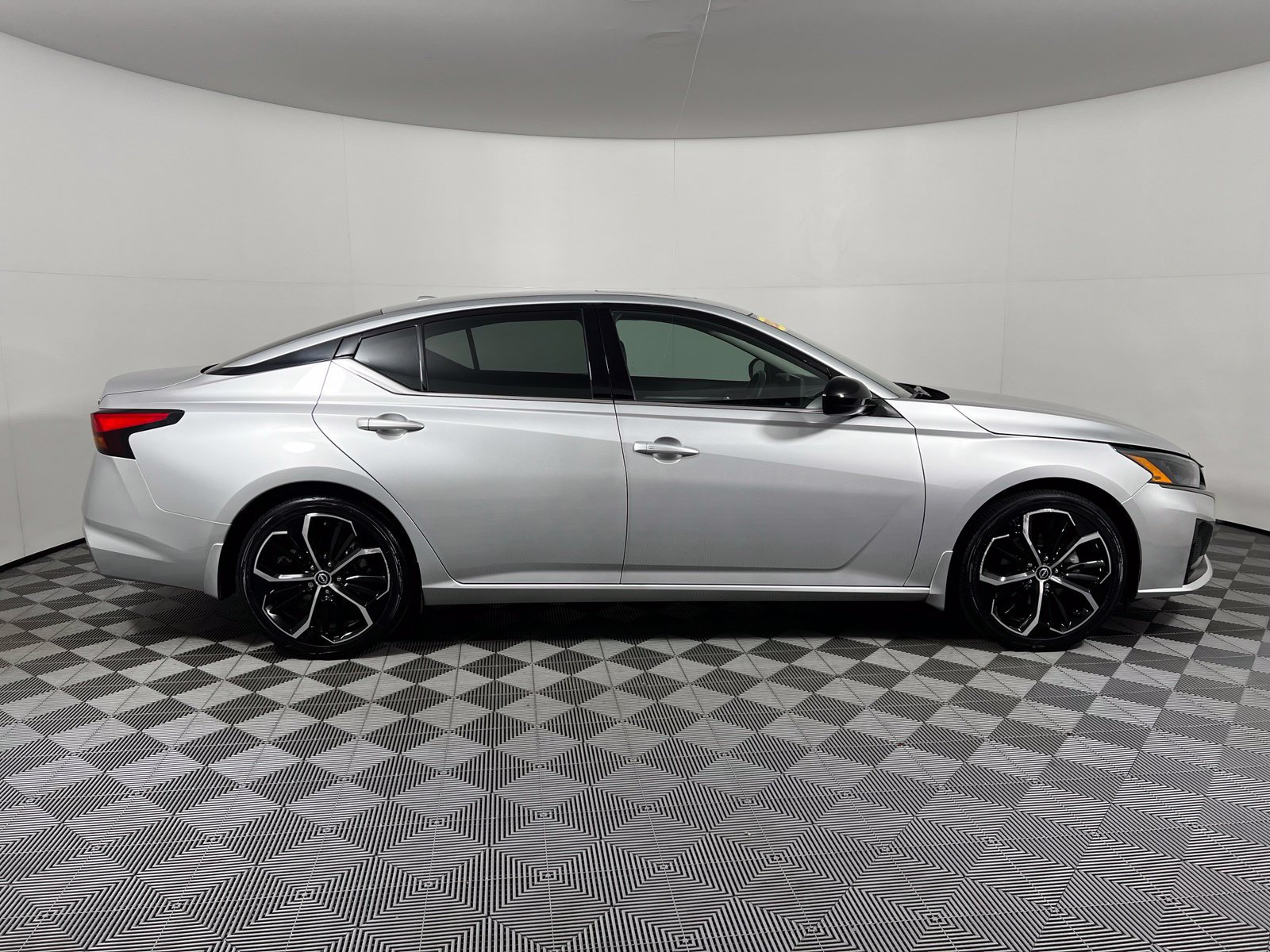 Used 2024 Nissan Altima 2.5 SR w/ SR Premium Package FWD image 4