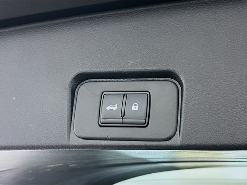 Used 2025 Nissan Rogue SV image 30