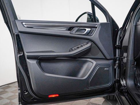 Certified 2025 Porsche Macan AWD/4WD image 28