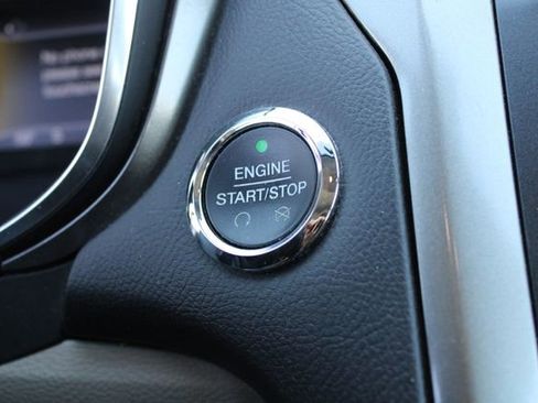 Used 2017 Ford Fusion SE w/ Fusion SE Technology Package image 14