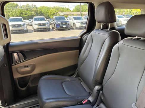 Used 2026 Kia Carnival FWD image 41