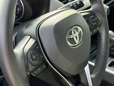 Used 2020 Toyota RAV4 XLE Premium FWD image 29