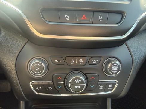 Used 2022 Jeep Cherokee Trailhawk w/ Premium Leather Package AWD/4WD image 22