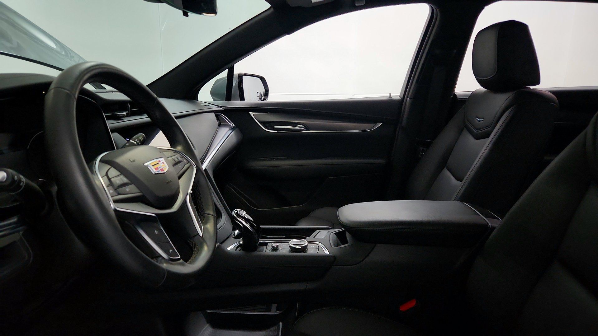 Certified 2024 Cadillac XT5 Luxury w/ LPO, Floor Liner Package AWD/4WD image 17