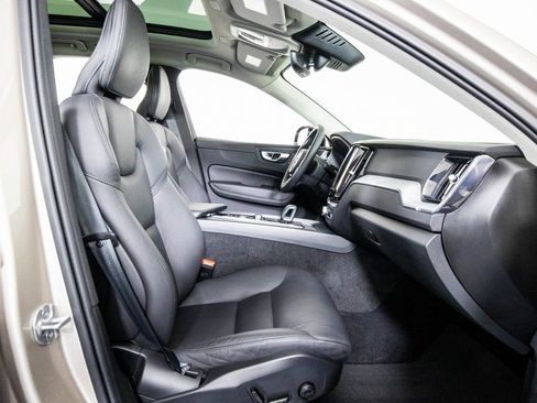 Used 2025 Volvo XC60 B5 Plus image 10