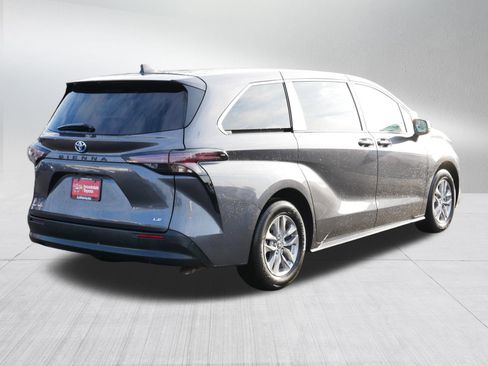 Used 2025 Toyota Sienna LE image 7