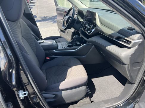 Used 2024 Toyota Highlander LE FWD image 35