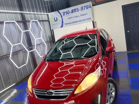 Used 2013 Ford Fiesta SE image 3