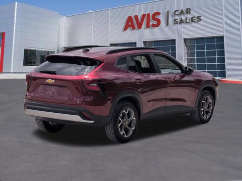 Used 2025 Chevrolet Trax LT w/ LT Convenience Package FWD image 6