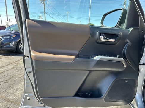Used 2019 Toyota Tacoma Limited image 12
