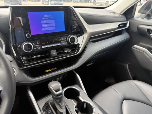 Certified 2025 Toyota Highlander XLE AWD/4WD image 9