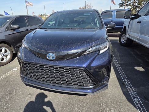 Used 2025 Toyota Sienna XSE FWD image 6