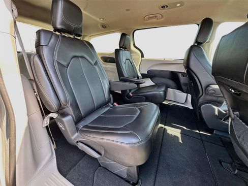 Used 2024 Chrysler Pacifica Touring-L FWD image 13