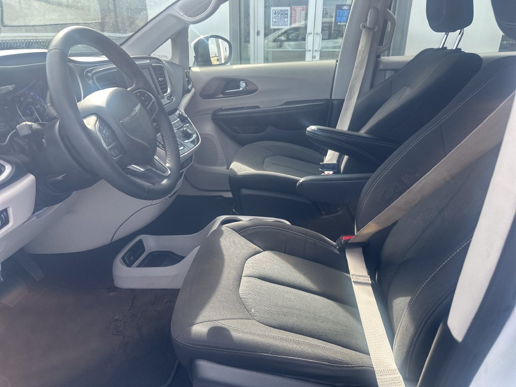 Used 2023 Chrysler Voyager LX FWD image 9