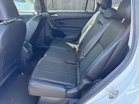 Used 2022 Volkswagen Tiguan SE w/ Panoramic Sunroof Package FWD image 9