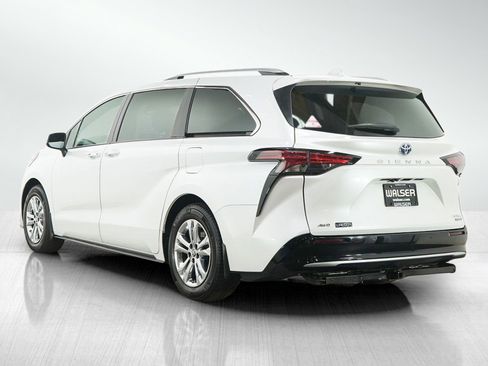 Used 2023 Toyota Sienna Platinum image 3