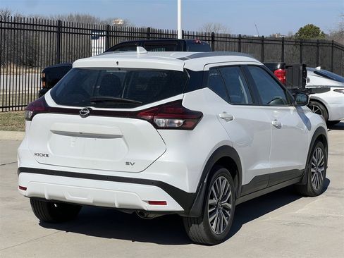 Used 2023 Nissan Kicks SV image 4