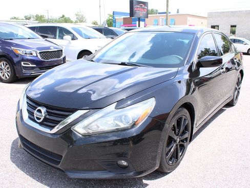 Used 2017 Nissan Altima 2.5 SR w/ Midnight Edition Package FWD image 2