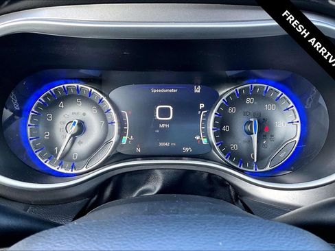 Used 2024 Chrysler Pacifica Touring-L image 13