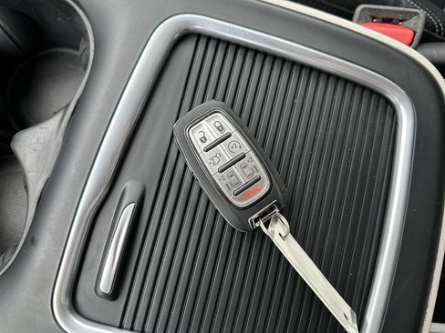 Used 2024 Chrysler Pacifica Touring-L image 29