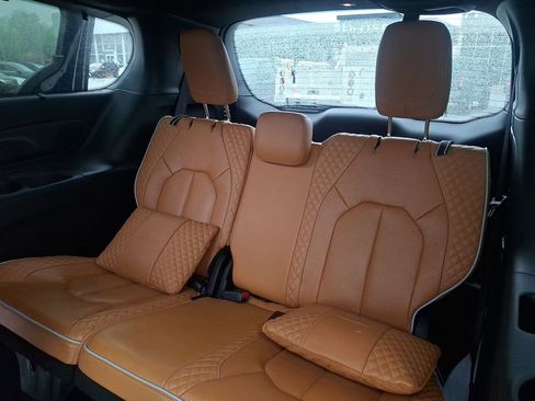 Used 2023 Chrysler Pacifica Pinnacle FWD image 12
