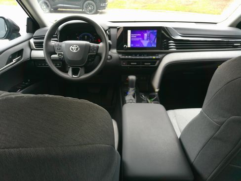 Used 2025 Toyota Camry LE image 30