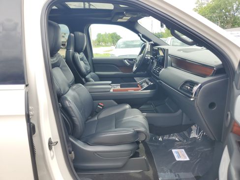 Used 2024 Lincoln Navigator Reserve AWD/4WD image 9