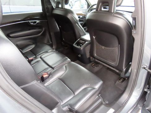 Used 2018 Volvo XC90 T6 Momentum w/ Convenience Package AWD/4WD image 18