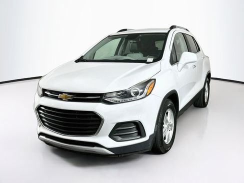 Used 2019 Chevrolet Trax LT w/ LT Convenience Package FWD image 3