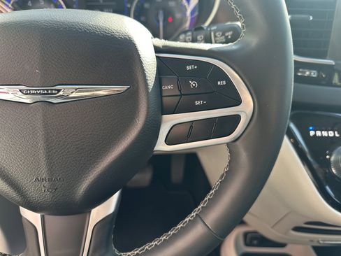 Used 2023 Chrysler Voyager LX image 12