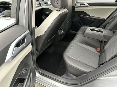 Certified 2025 Volkswagen Taos SE image 24