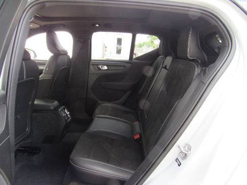 Used 2022 Volvo XC40 P8 Recharge Plus image 17