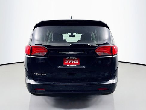 Used 2022 Chrysler Voyager LX image 4