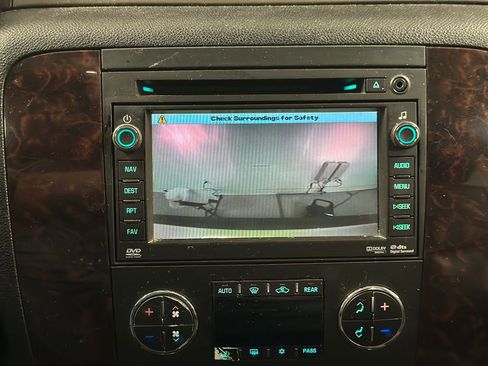 Used 2011 GMC Yukon XL Denali image 6