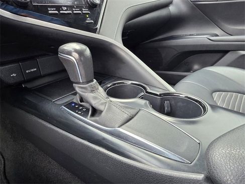 Used 2020 Toyota Camry SE image 18