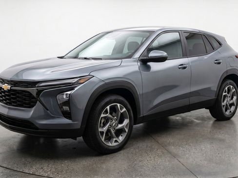 Used 2025 Chevrolet Trax LT FWD image 3