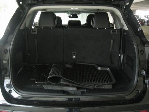 Used 2023 Toyota Highlander XLE image 23