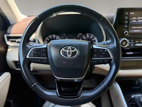 Used 2021 Toyota Highlander XLE FWD image 33