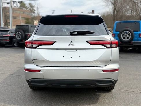 Used 2022 Mitsubishi Outlander ES image 6