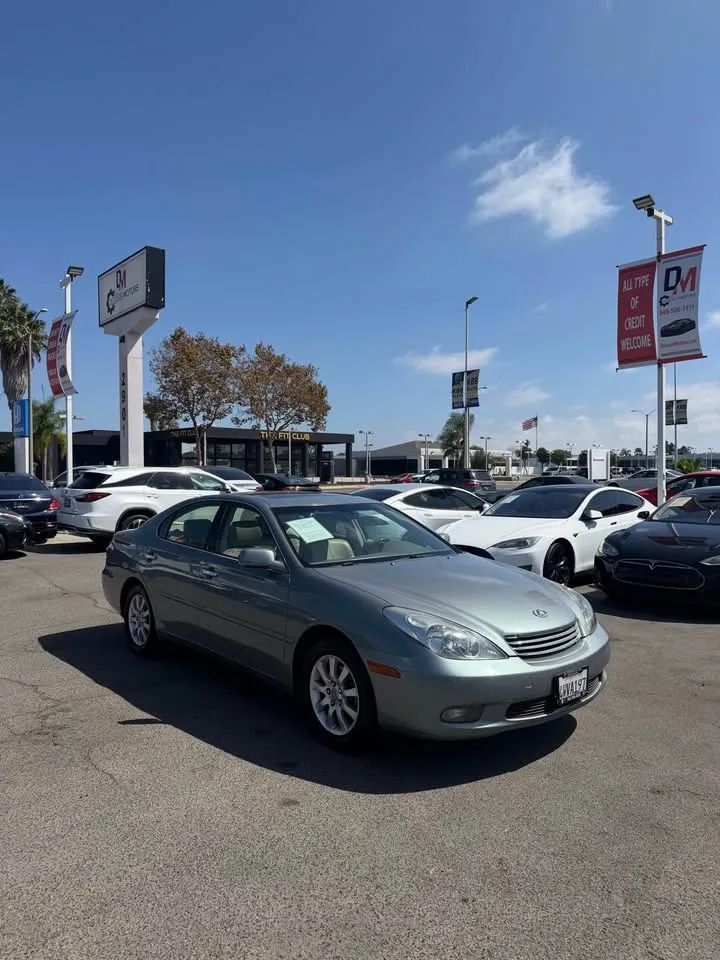 Used 2002 Lexus ES 330 w/ Premium Pkg FWD image 2