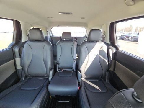 New 2026 Kia Carnival EX FWD image 22
