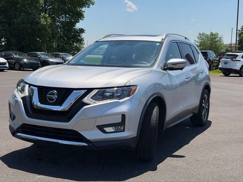 Used 2020 Nissan Rogue SV w/ Sun & Sound Touring Package FWD image 2