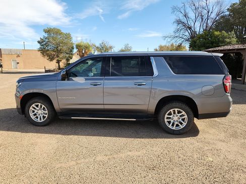 Used 2022 Chevrolet Suburban LT image 2