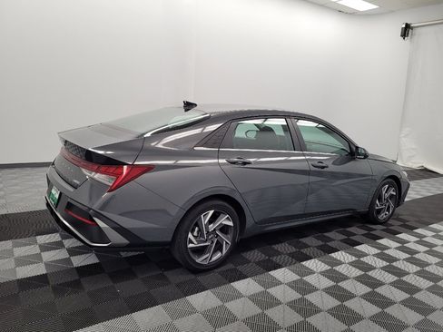 Used 2025 Hyundai Elantra Limited FWD image 10